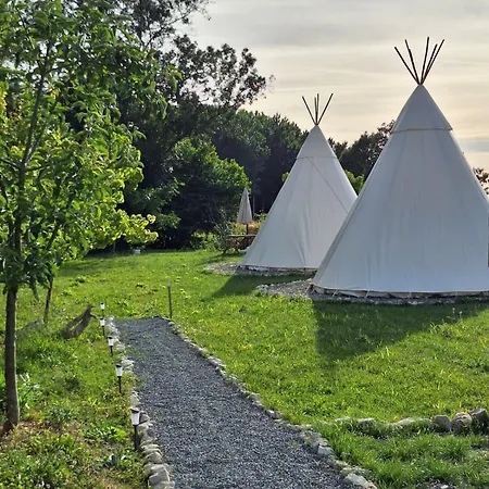 Escapade Insolite - Domes, Tipis, Aire De Camping-cars & Vans 住宿加早餐酒店
