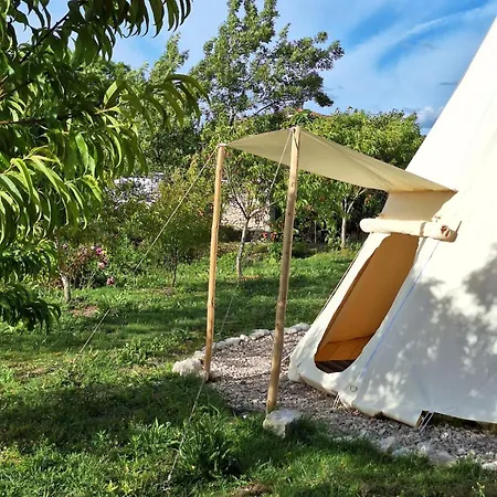 Escapade Insolite - Domes, Tipis, Aire De Camping-cars & Vans 住宿加早餐酒店 *