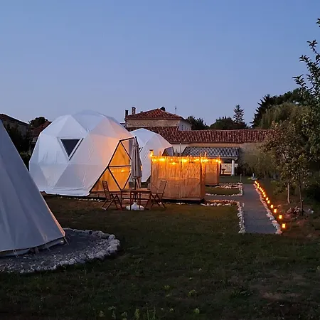 Escapade Insolite - Domes, Tipis, Aire De Camping-cars & Vans * Saint-Pierre-de-Juillers
