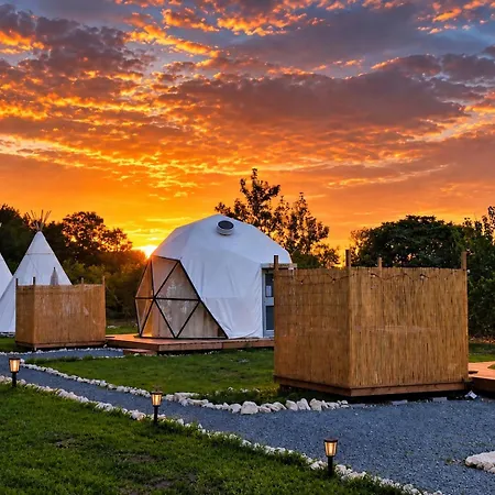 Escapade Insolite - Domes, Tipis, Aire De Camping-cars & Vans Frühstückspension *